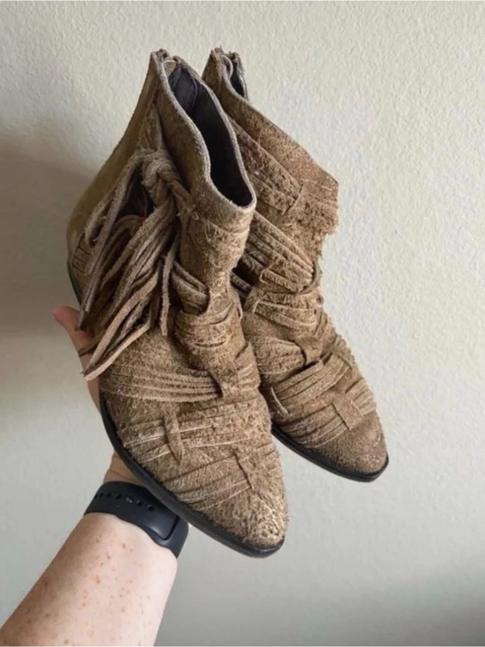 Free People raw suede womens booties size 36
Fringes